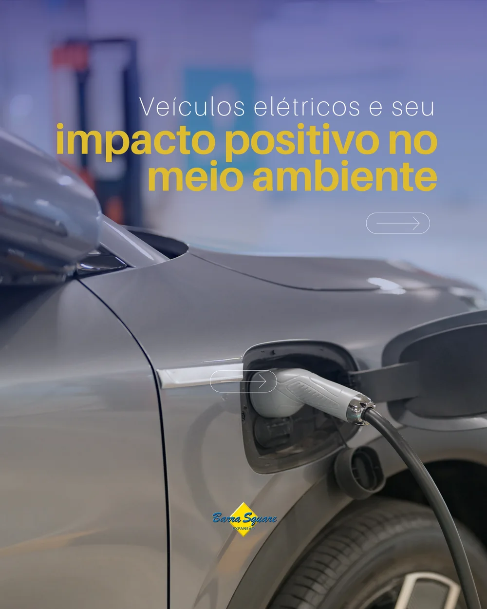 Carro elétrico conectado a um ponto de recarga